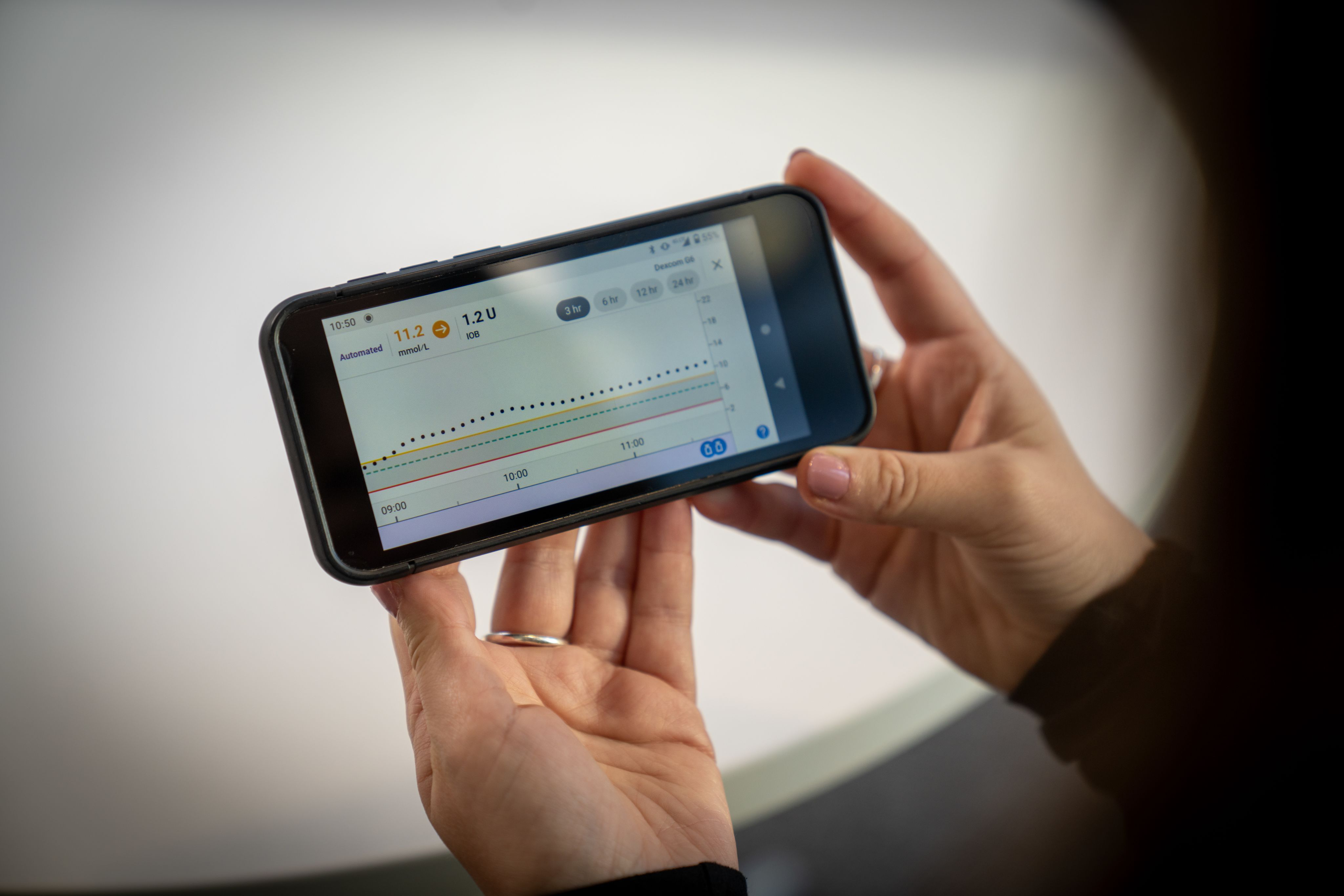 Hybrid closed loop technology data displayed on a mobile phone